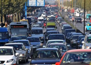 Lufta dhe kriza e karburanteve prek makinat, bien regjistrimet në prill, edhe ato elektrike