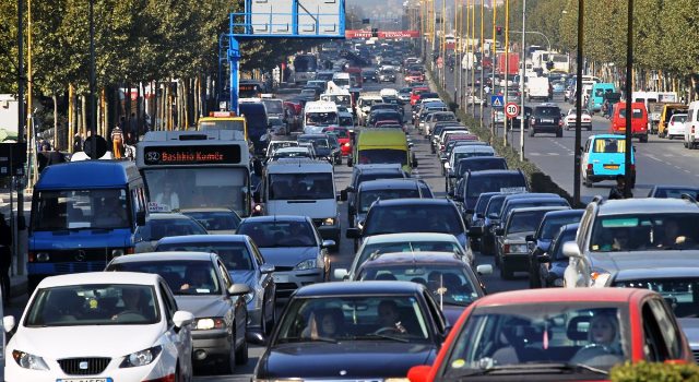 Lufta dhe kriza e karburanteve prek makinat, bien regjistrimet në prill, edhe ato elektrike