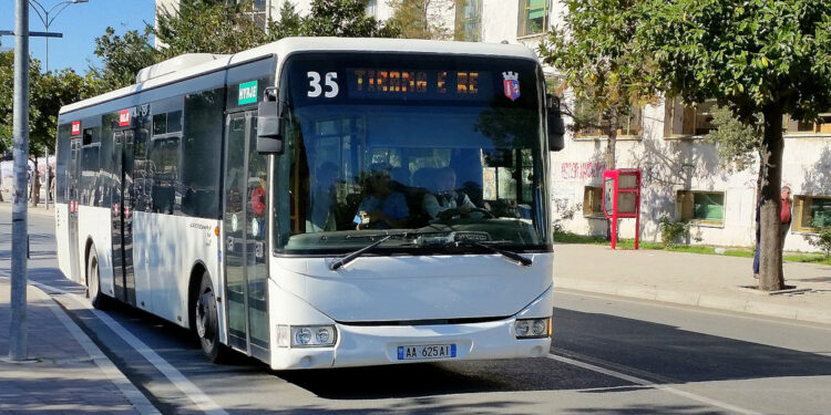 Shoqata e Transportit: Nga 1 Qershori, bileta e autobusit 30 lekë më shumë nëse paguhet me kartë