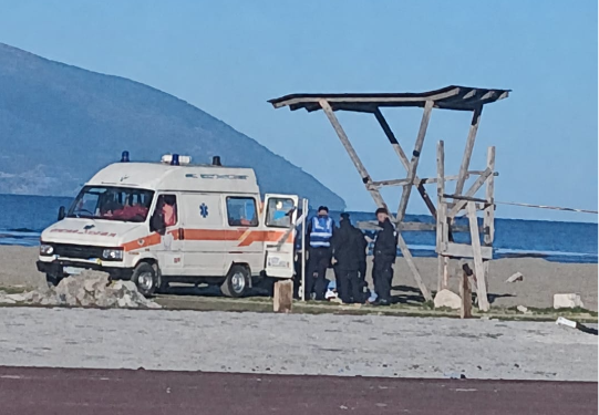 Vlorë, gjendet një person i varur në kullën e vrojtimit të plazhit