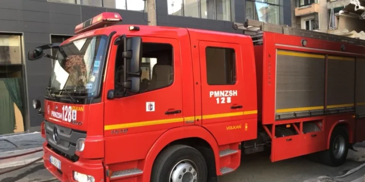 Zjarri në apartamentin te Komuna e Parisit, asfiksohet nga tymi një person