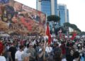 “Zaptuam Shqipërinë”/ Pankarta ironike në protestë vë përballë Ramën dhe Berishën
