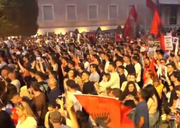 Qytetarët marshimin paqësor nëpër Tiranë, thirrje të rinjve: Bashkoheni me ne