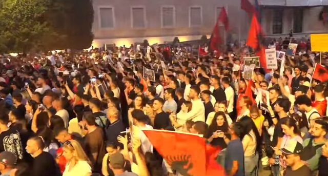 Qytetarët marshimin paqësor nëpër Tiranë, thirrje të rinjve: Bashkoheni me ne