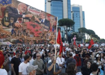 “Zaptuam Shqipërinë”/ Pankarta ironike në protestë vë përballë Ramën dhe Berishën