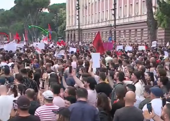 “Shqipëria e shqiptarëve”/ Protestuesit i shkojnë te dritarja Ramës: Dorëheqje, burg!