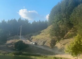 Trupi i pajetë në Cerujë, familjarët e Eglant Koçit mbërrijnë në vendngjarje