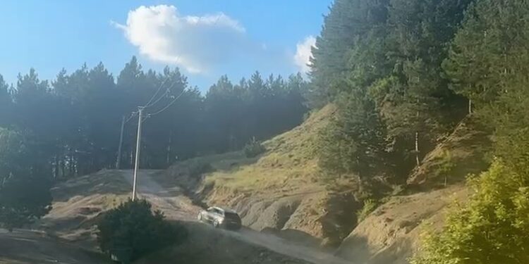Trupi i pajetë në Cerujë, familjarët e Eglant Koçit mbërrijnë në vendngjarje