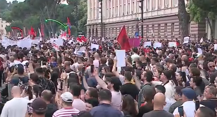 “Shqipëria e shqiptarëve”/ Protestuesit i shkojnë te dritarja Ramës: Dorëheqje, burg!