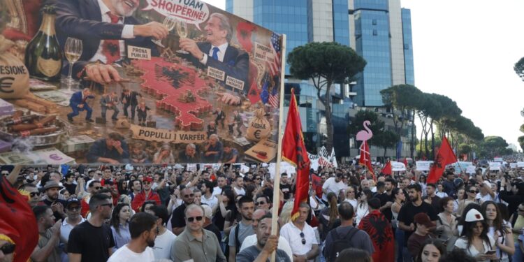 “Zaptuam Shqipërinë”/ Pankarta ironike në protestë vë përballë Ramën dhe Berishën