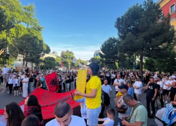 “Shqipëria nuk është në shitje”/ Nis protesta në Tiranë për Zvërnecin