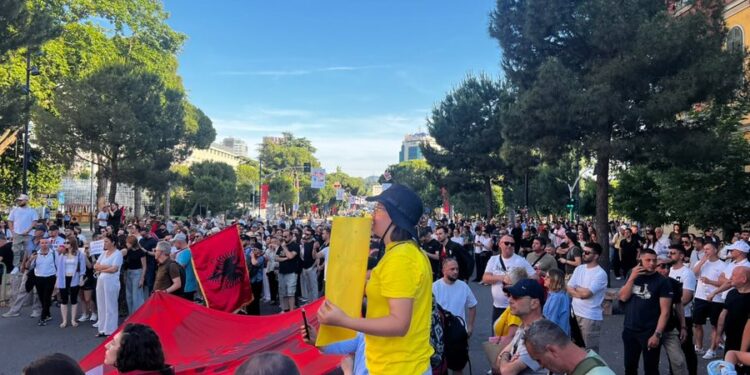 “Shqipëria nuk është në shitje”/ Nis protesta në Tiranë për Zvërnecin