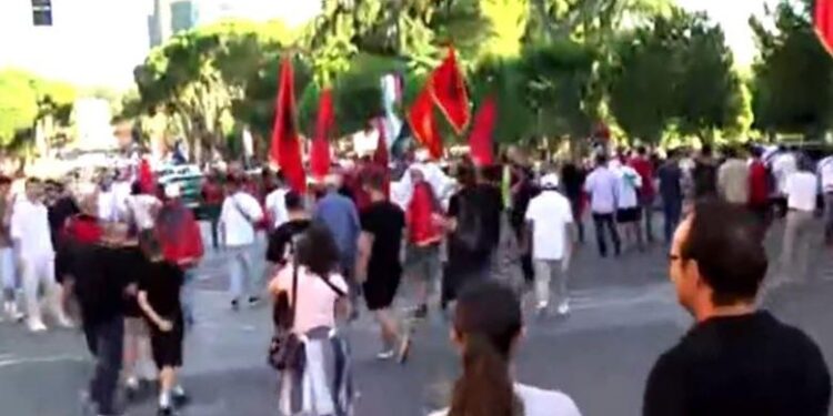 Qytetarët në ditën e 6-të të protestës për Zvërnecin