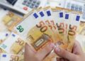 Euro rekord të ri negativ, zbret në kufijtë e 93 lekëve