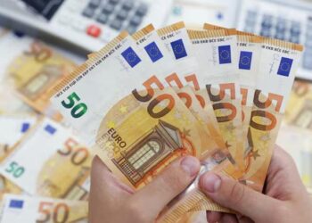 Euro rekord të ri negativ, zbret në kufijtë e 93 lekëve
