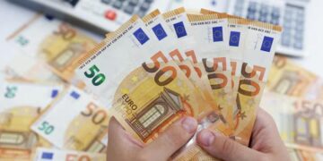 Euro rekord të ri negativ, zbret në kufijtë e 93 lekëve