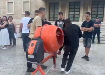 Betonierja “zbret” në protestë, mesazh për lidhjet mes krimit dhe ndërtimit