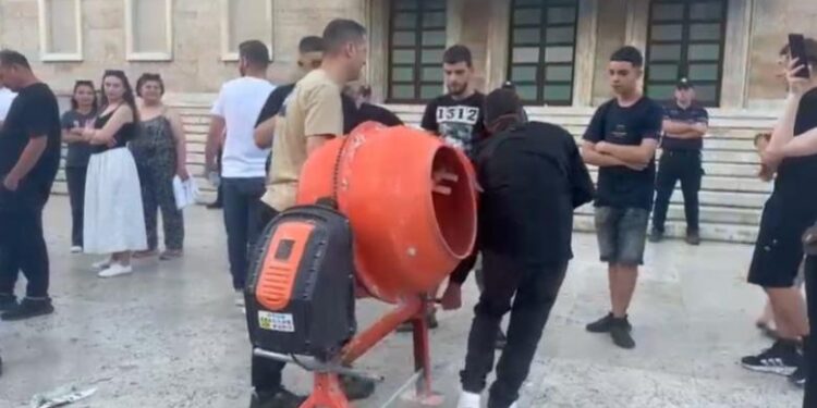 Betonierja “zbret” në protestë, mesazh për lidhjet mes krimit dhe ndërtimit