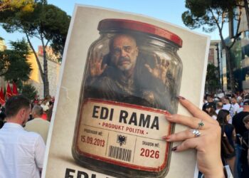 “Rama ka skaduar”, pankartat ‘pikante’ dominojnë protestën