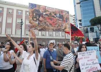 Protestuesit parashtrojnë kërkesat: Nuk negociojmë mbi pasuritë e shqiptarëve