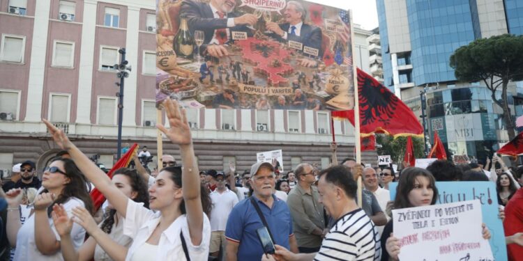 Protestuesit parashtrojnë kërkesat: Nuk negociojmë mbi pasuritë e shqiptarëve