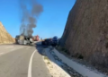 Aksident i trefishtë në bypass-in e Vlorës, shkrumbohen furgoni dhe vetura, një viktimë dhe tre të lënduar