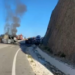 Aksident i trefishtë në bypass-in e Vlorës, shkrumbohen furgoni dhe vetura, një viktimë dhe tre të lënduar