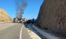 Aksident i trefishtë në bypass-in e Vlorës, shkrumbohen furgoni dhe vetura, një viktimë dhe tre të lënduar