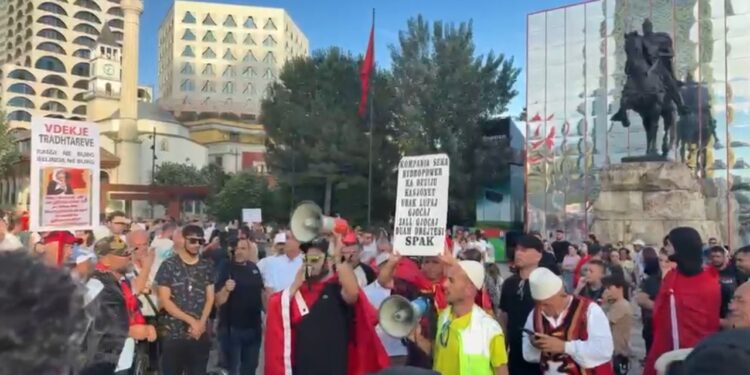 Pas incidenteve të mbrëmshme, organizatorët u bëjnë thirrje qytetarëve: Do marshojmë vetëm brenda ‘Unazës’
