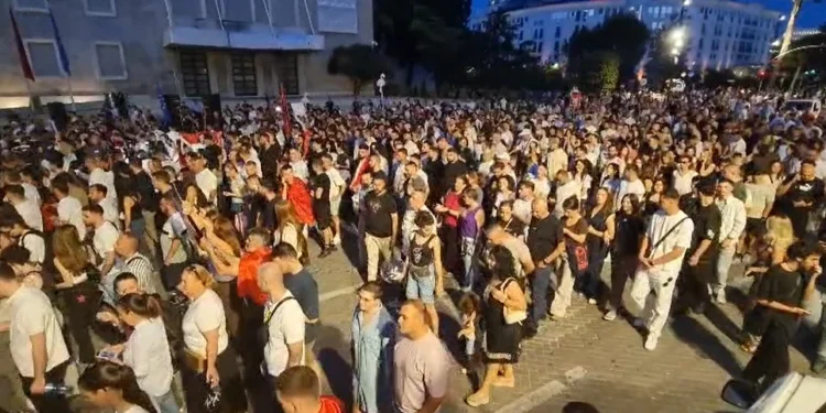Protestuesit vijojnë marshimin nëpër kryeqytet: Opozita jemi ne