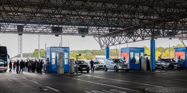 Radhë të gjata dhe fluturime të humbura: BE-ja paralajmëron lehtësime në kufij gjatë verës