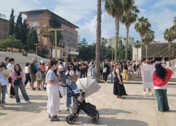 Protestë edhe në Durrës për Zvërnecin, qytetarët mblidhen para Bashkisë