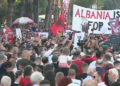 Protestuesja sfidon Ramën: Eja në shesh nëse je burrë