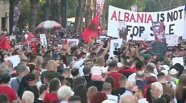 Protestuesja sfidon Ramën: Eja në shesh nëse je burrë