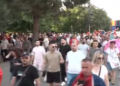 Mijëra qytetarë në shesh kundër qeverisë, nis marshimi drejt Kryeministrisë