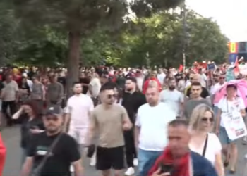 Mijëra qytetarë në shesh kundër qeverisë, nis marshimi drejt Kryeministrisë