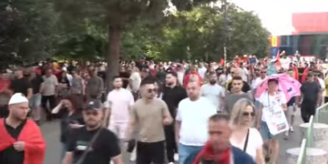 Mijëra qytetarë në shesh kundër qeverisë, nis marshimi drejt Kryeministrisë