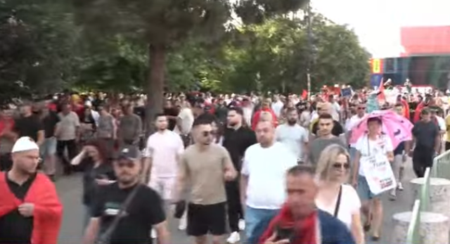 Mijëra qytetarë në shesh kundër qeverisë, nis marshimi drejt Kryeministrisë