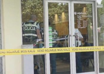 Grabitja e bankës në Tiranë, arrestohet roja: Nuk veproi për të neutralizuar grabitësin