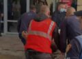 Pamjet/ Momenti kur autori i vrasjes së efektivit mbërrin i plagosur në Spitalin e Korçës