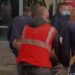 Pamjet/ Momenti kur autori i vrasjes së efektivit mbërrin i plagosur në Spitalin e Korçës
