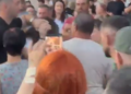 Gardisti dhunon protestueses gjatë takimit të Ramës /VIDEO