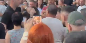 Gardisti dhunon protestueses gjatë takimit të Ramës /VIDEO