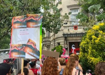 Diaspora proteston në Washington DC para ambasadës shqiptare, kërkon dorëheqjen e Ramës