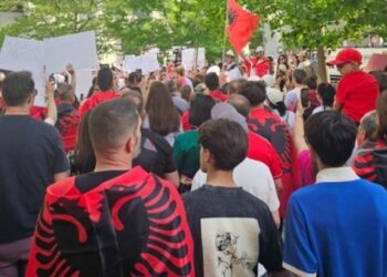 Nga Tirana në Toronto, shqiptarët në Kanada i bashkohen thirrjeve për largimin e Ramës