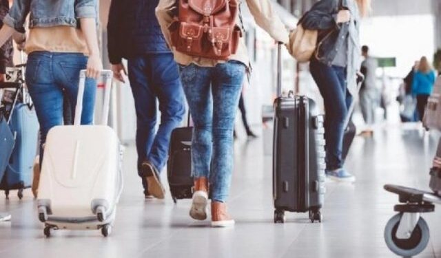 Shpopullimi alarmant/ Në një vit, Shqipërisë i ikin 33 mijë të rinj