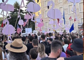Si po e ndryshon protesta ekonominë e mbrëmjes në Tiranë; Të rinjtë heqin dorë edhe nga koncertetprotes