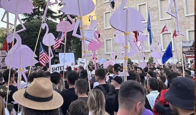 Si po e ndryshon protesta ekonominë e mbrëmjes në Tiranë; Të rinjtë heqin dorë edhe nga koncertet