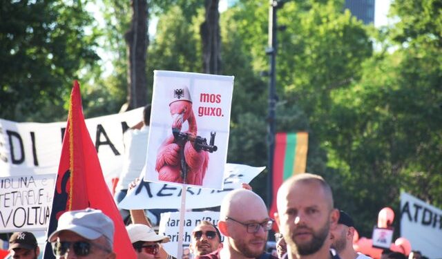 Rama i quajti ‘meme-mania’: Si u kthyen pankarat në armën kryesore të protestës