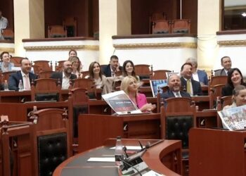 Deputetët e PD-së bllokojnë Manjën, këndojnë ‘refrenin’ e protestuesve: Rama jepe dorëheqjen
